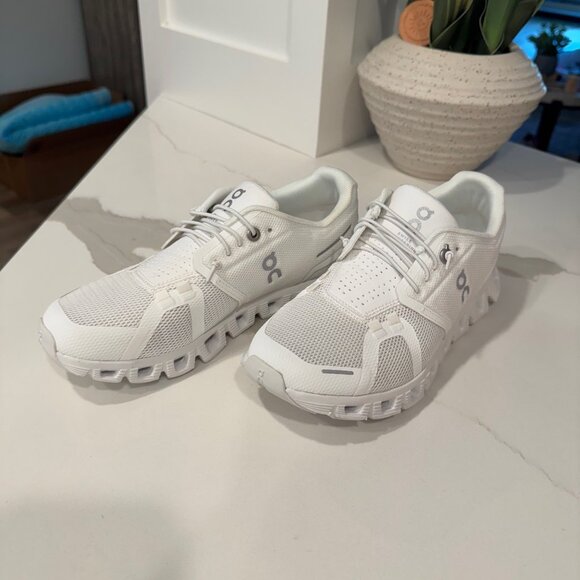 New  Women's ON Sneakers, Size 6 - Picture 1 of 1